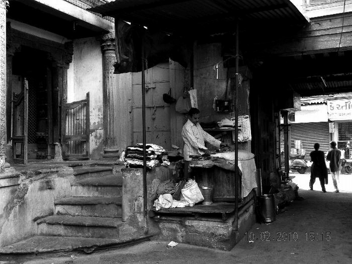 The Rituals of Female Connection in Urban Galleys-Sheet3
