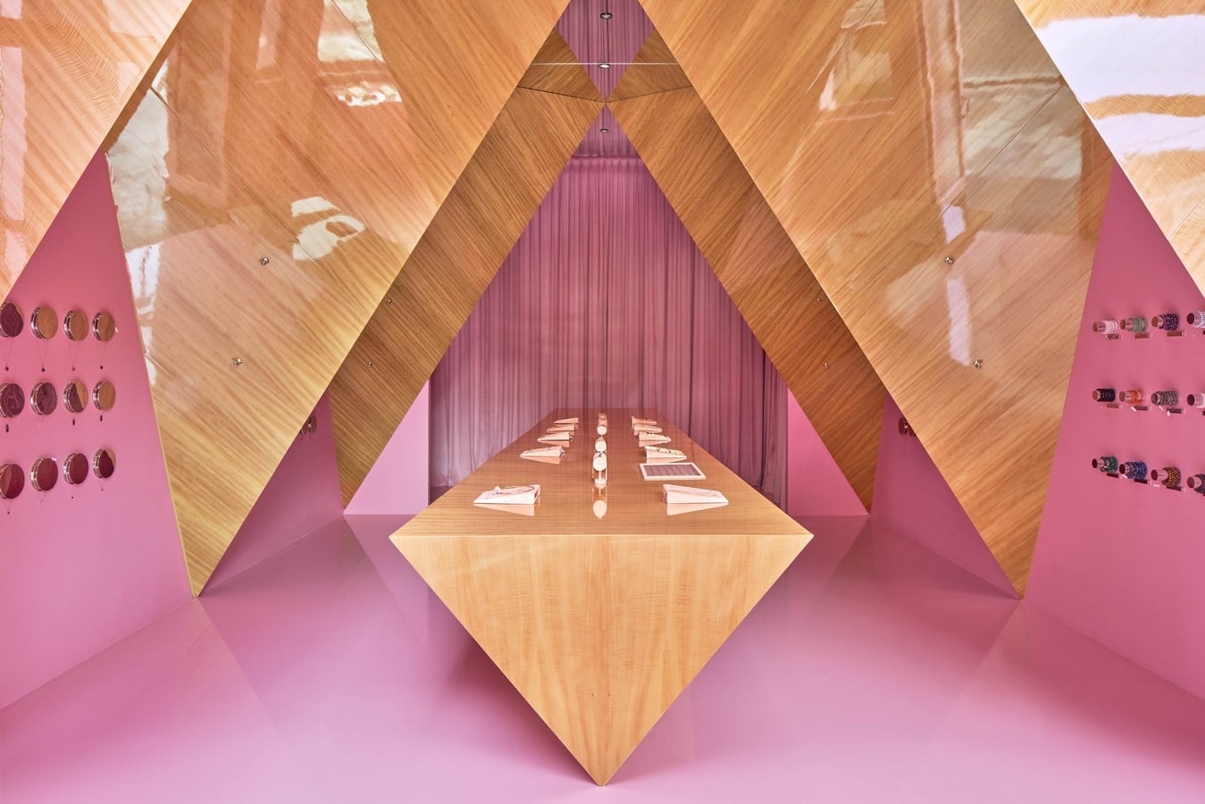 Lindeza Jewelry store in Dubai by Elena Grabar-Sheet2