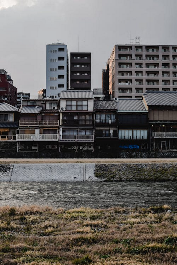 Between Tradition and Skyline The Architecture of Osaka-Sheet6