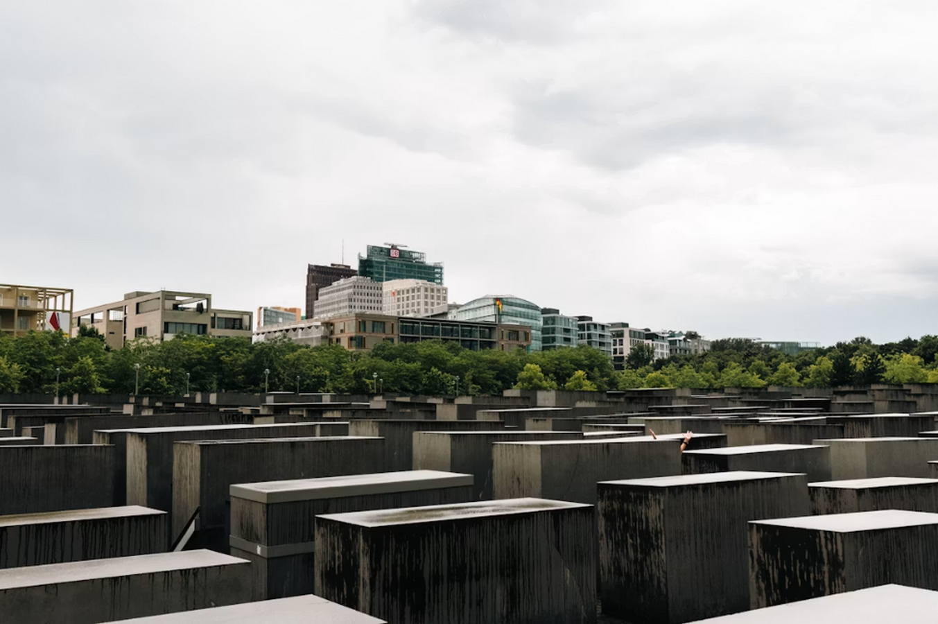 Shrines, Memorials, and Spontaneous Monuments in Public Space-Sheet5