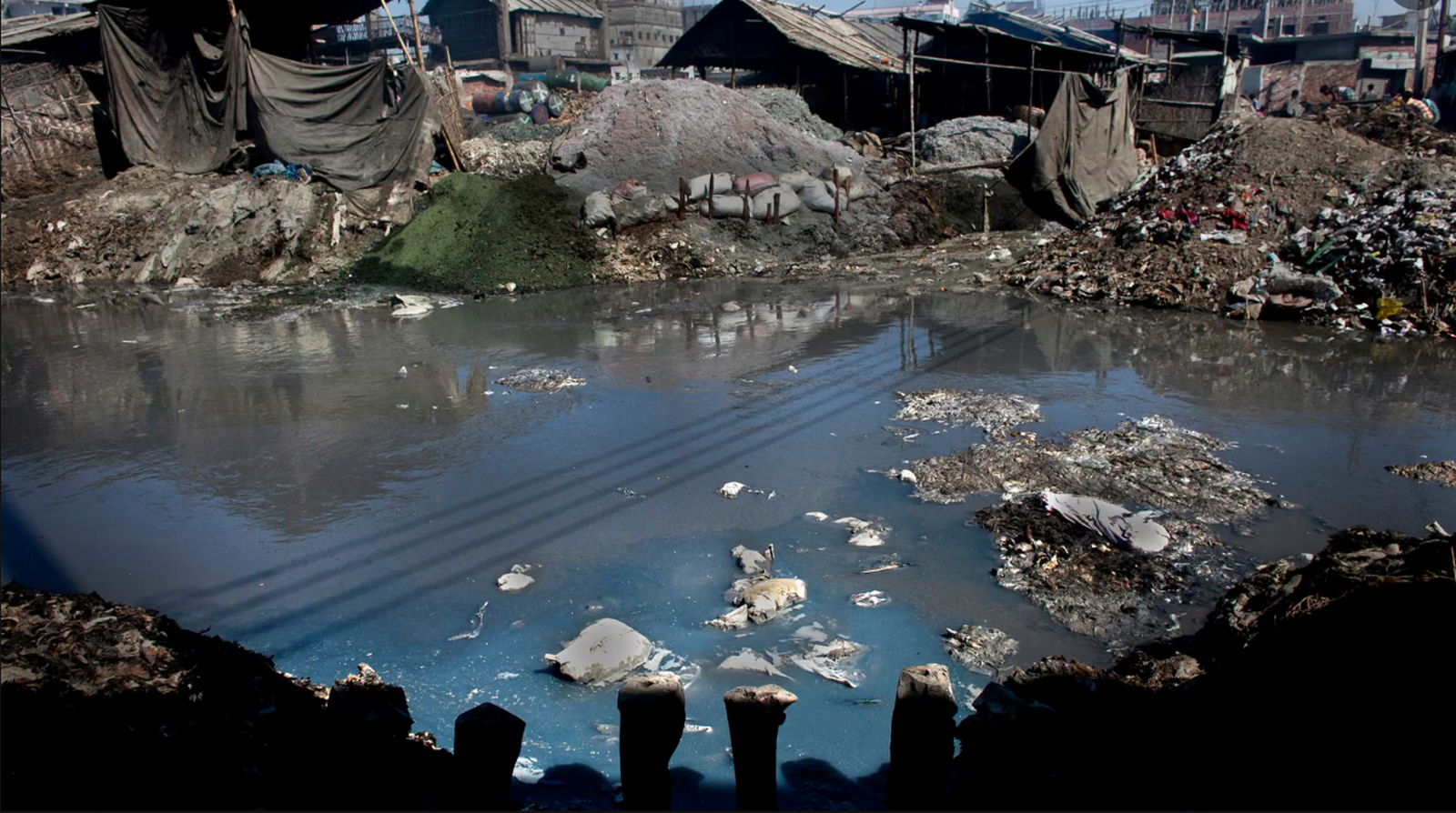 Fast Fashion Stores and the Architecture of Disposable Consumer Culture-Sheet3