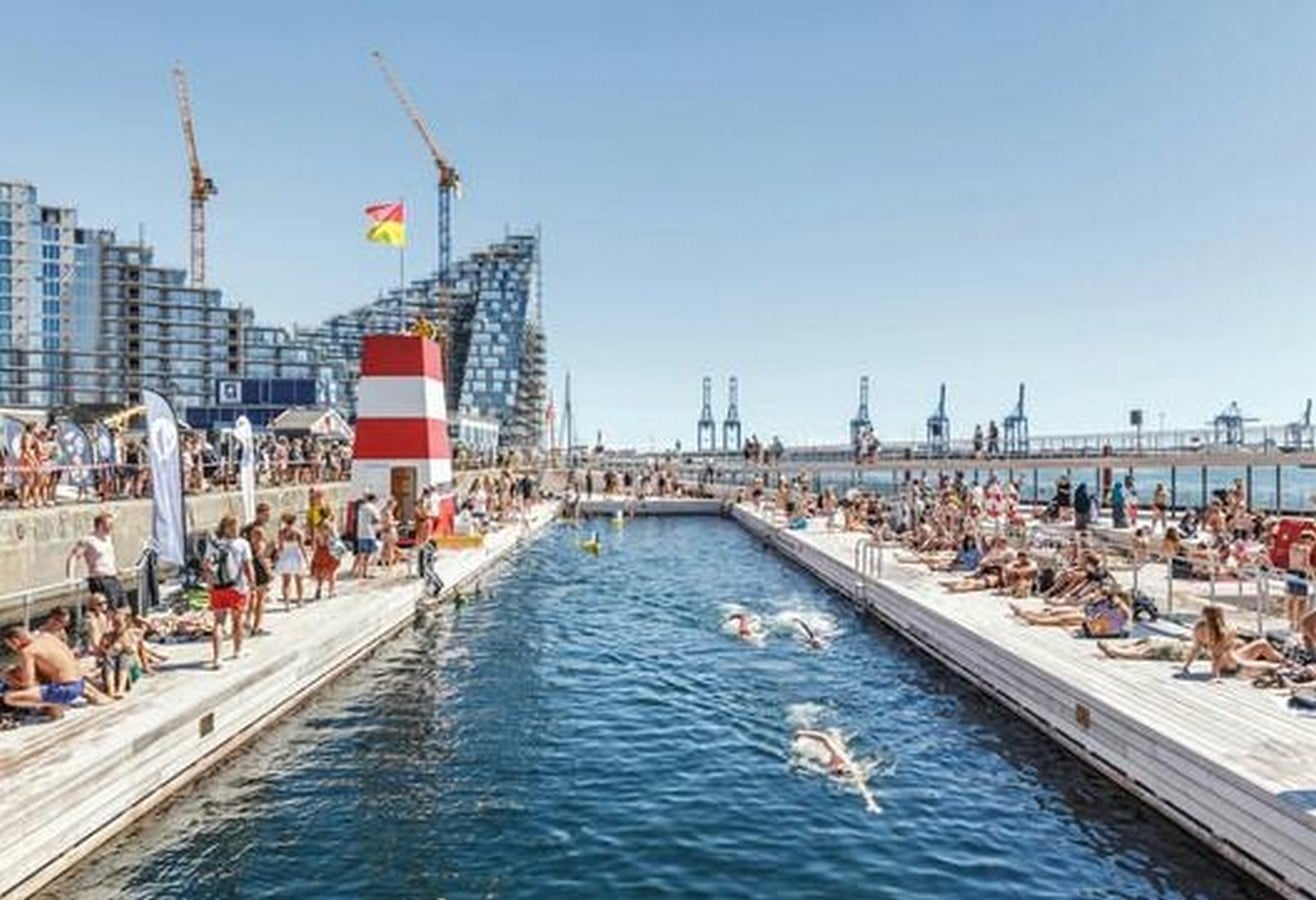 How a City Pool Becomes a Symbol of Public Life and Status -Sheet1